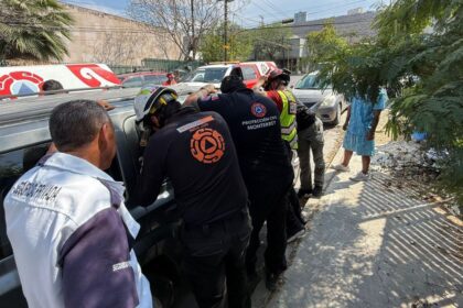 Rescatan a bebé encerrado en camioneta en Monterrey