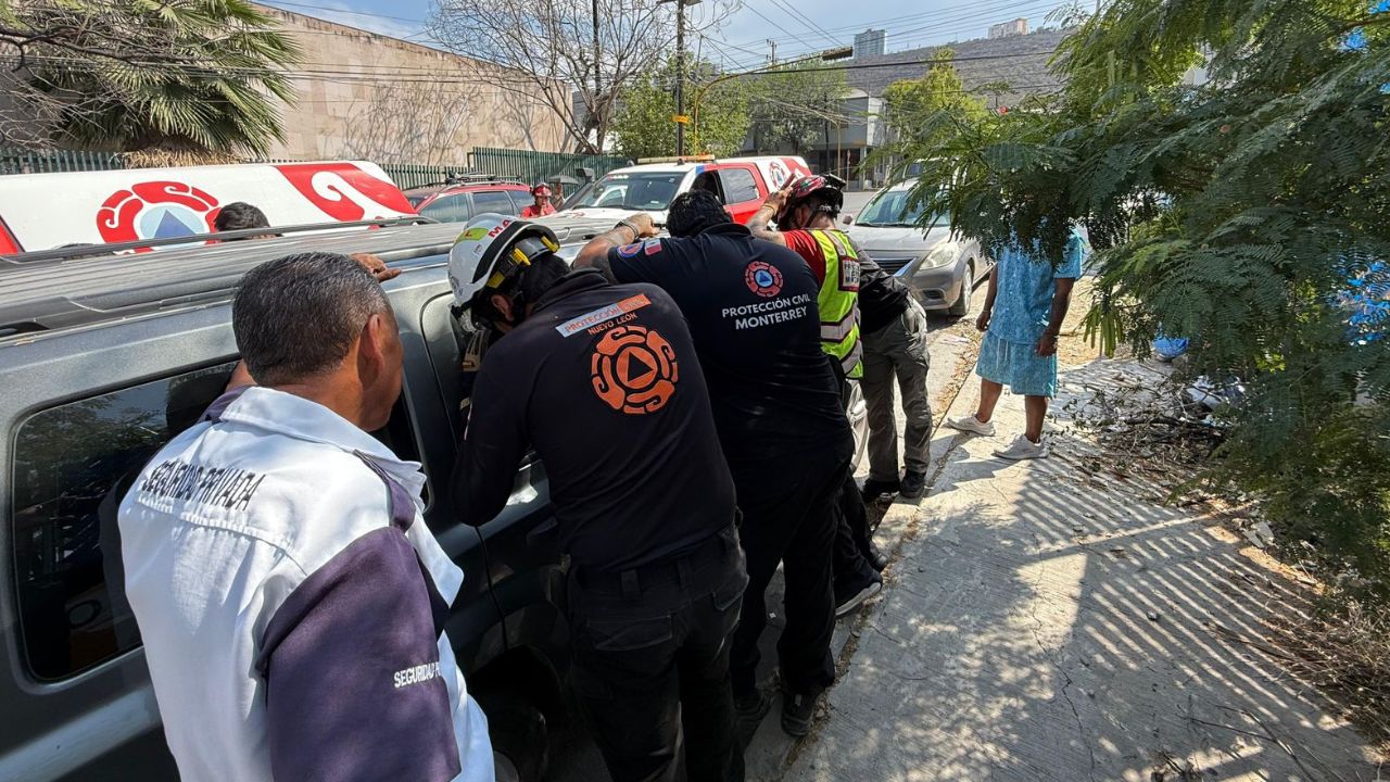 Rescatan a bebé encerrado en camioneta en Monterrey
