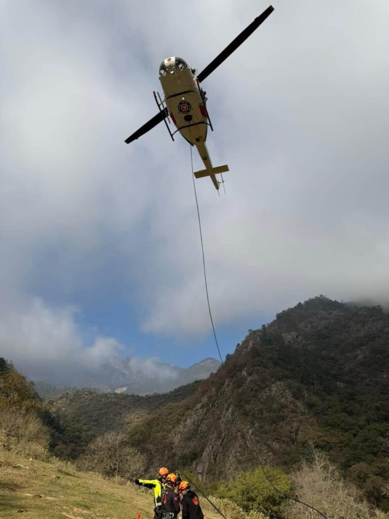 Rescate aéreo en Montemorelos tras caída de auto a barranco