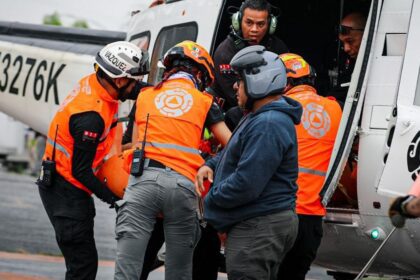 Rescate aéreo en Montemorelos tras caída de auto a barranco