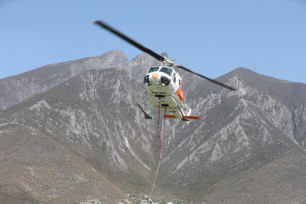 Rescatan a senderista atrapado en el Cerro de la Silla