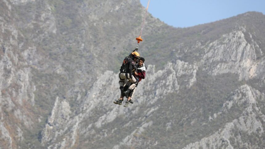 Rescatan a senderista atrapado en el Cerro de la Silla