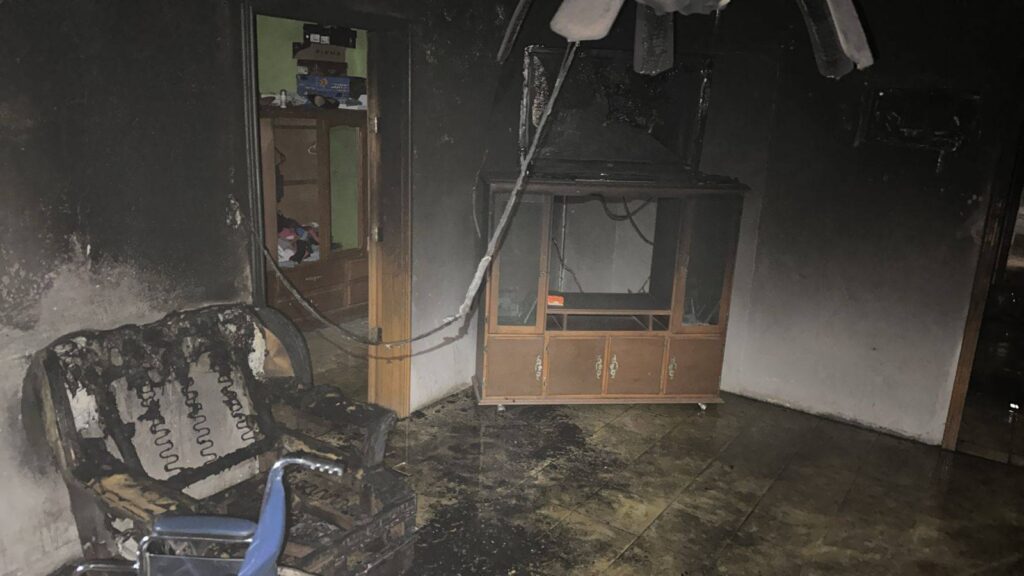 Riña entre hermanos termina en incendio y un herido grave