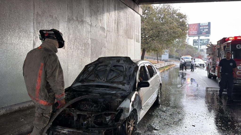 Se incendia automóvil en Autopista a Reynosa en Guadalupe