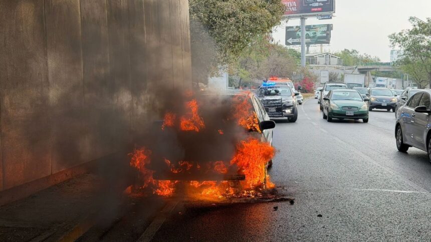 Se incendia automóvil en Autopista a Reynosa en Guadalupe