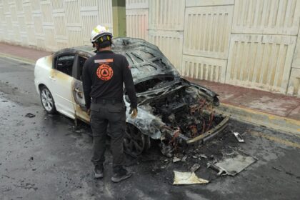 Se incendia de auto en avenida Rangel Frías en Monterrey