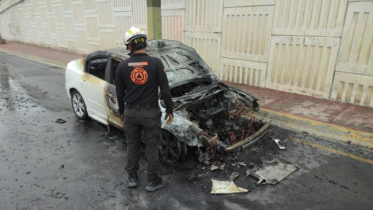 Se incendia de auto en avenida Rangel Frías en Monterrey