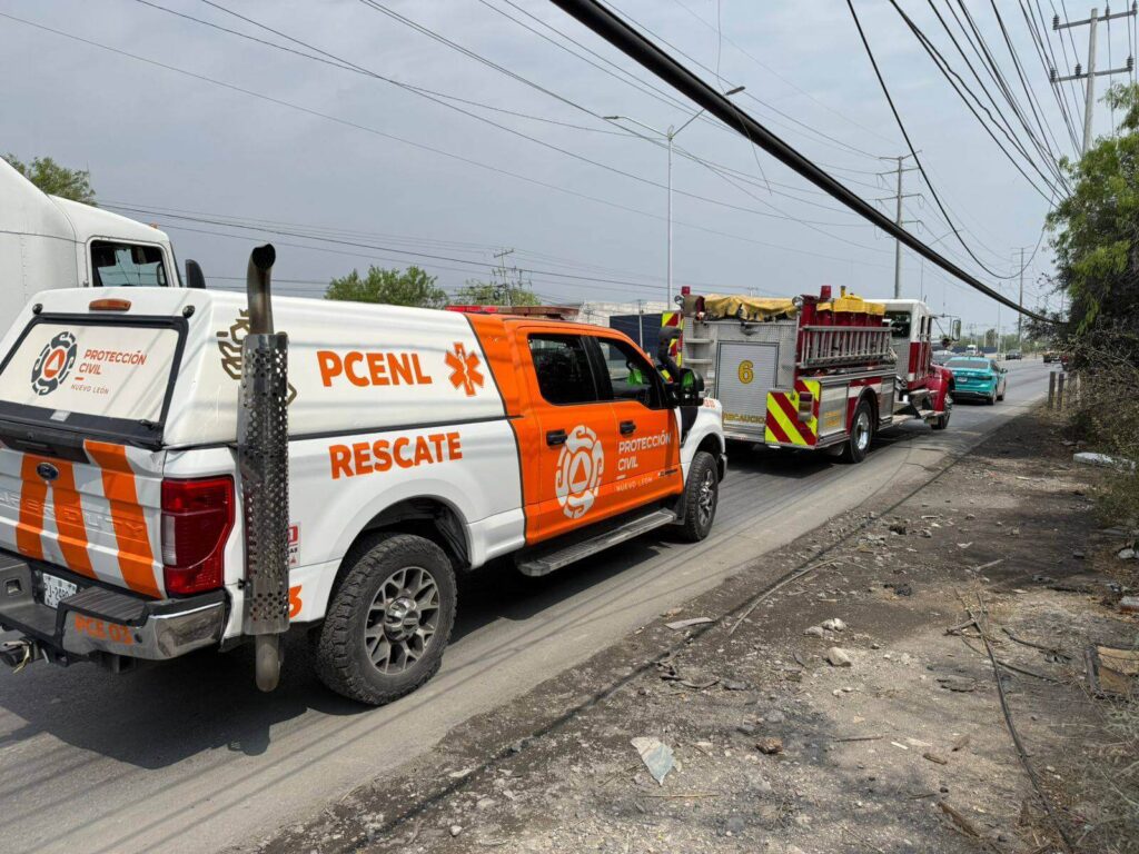 Tráiler derriba postes y cables de alta tensión en Apodaca