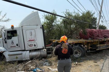 Tráiler derriba postes y cables de alta tensión en Apodaca