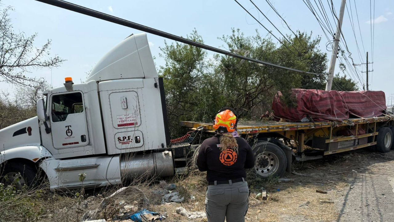 Tráiler derriba postes y cables de alta tensión en Apodaca