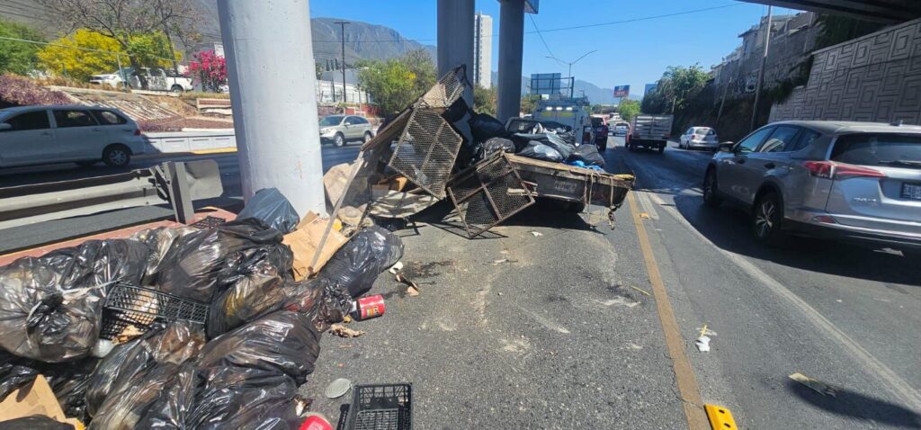Camioneta se estrella contra muro en Garza Sada y causa caos