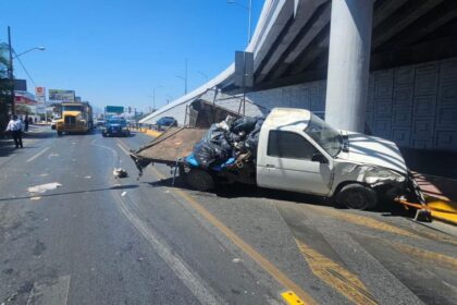 Camioneta se estrella contra muro en Garza Sada y causa caos