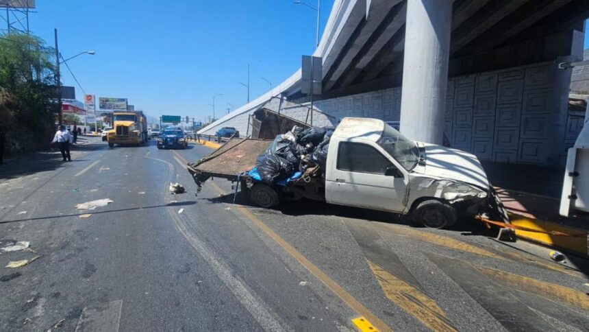 Camioneta se estrella contra muro en Garza Sada y causa caos