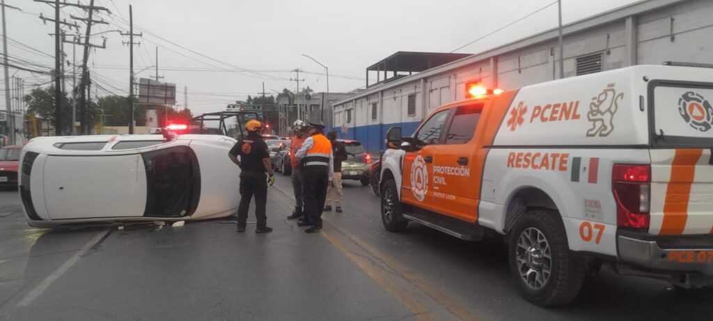 Volcadura Av. Las Américas deja conductor lesionado en Guadalupe