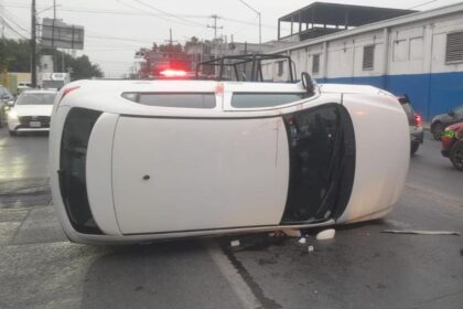 Volcadura Av. Las Américas deja conductor lesionado en Guadalupe
