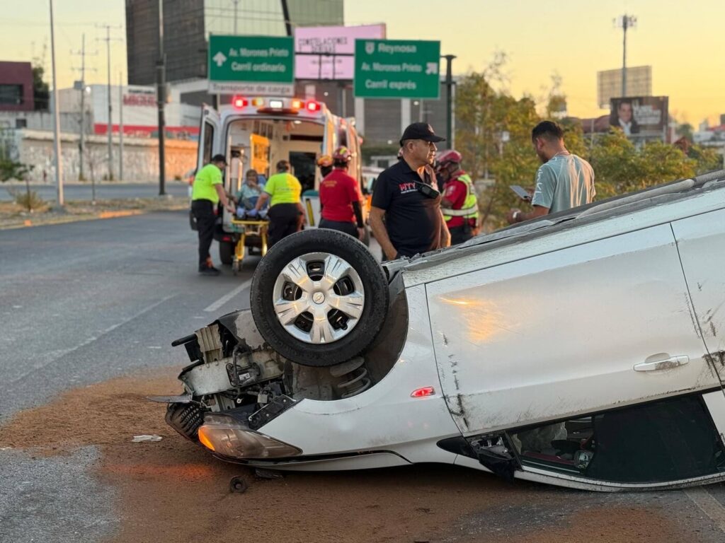 Volcadura en Monterrey deja 5 lesionados en la colonia Miravalle