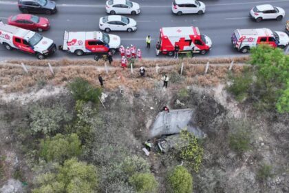 Volcadura en Leones deja 3 lesionados tras caer a barranco