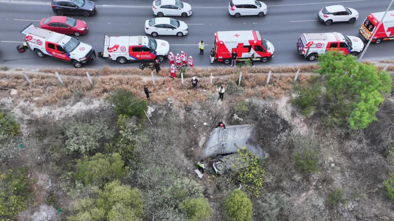 Volcadura en Leones deja 3 lesionados tras caer a barranco