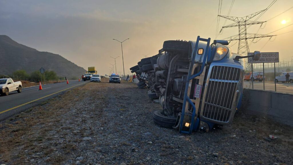 Vuelca tráiler en Anillo Periférico en Santa Catarina; sin heridos