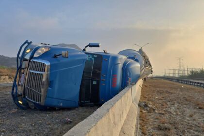 Vuelca tráiler en Anillo Periférico en Santa Catarina; sin heridos