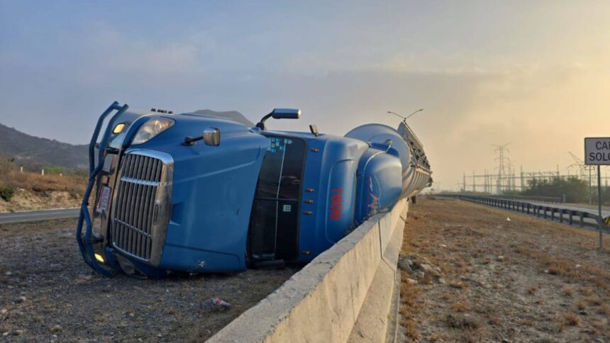Vuelca tráiler en Anillo Periférico en Santa Catarina; sin heridos