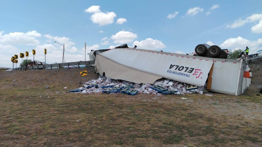 Vuelca tráiler con 20 toneladas de chiles en Apodaca
