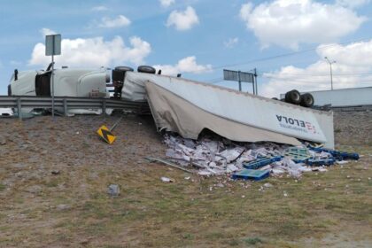 Vuelca tráiler con 20 toneladas de chiles en Apodaca