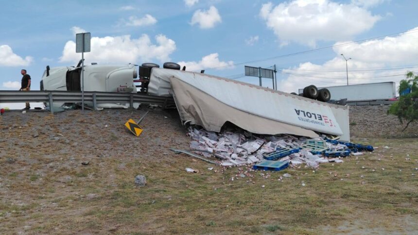 Vuelca tráiler con 20 toneladas de chiles en Apodaca