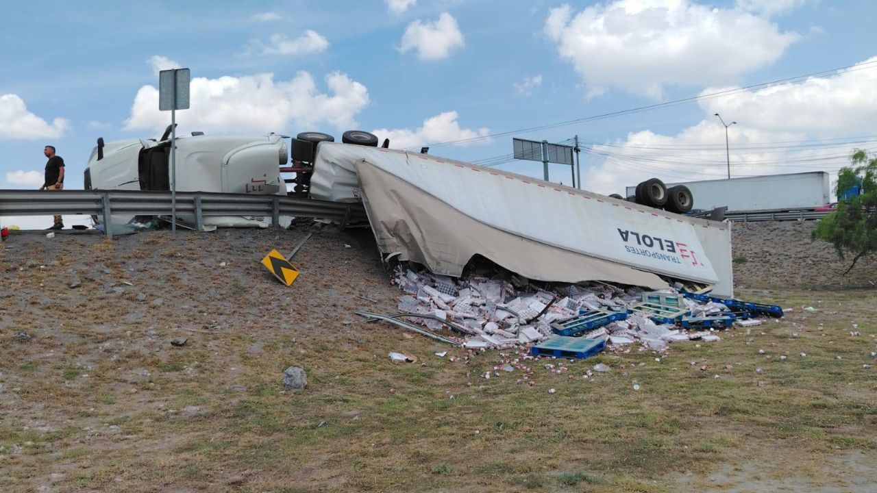 Vuelca tráiler con 20 toneladas de chiles en Apodaca