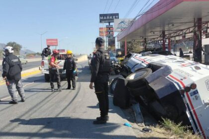 Vuelca camión de valores y colapsa Carretera Nacional