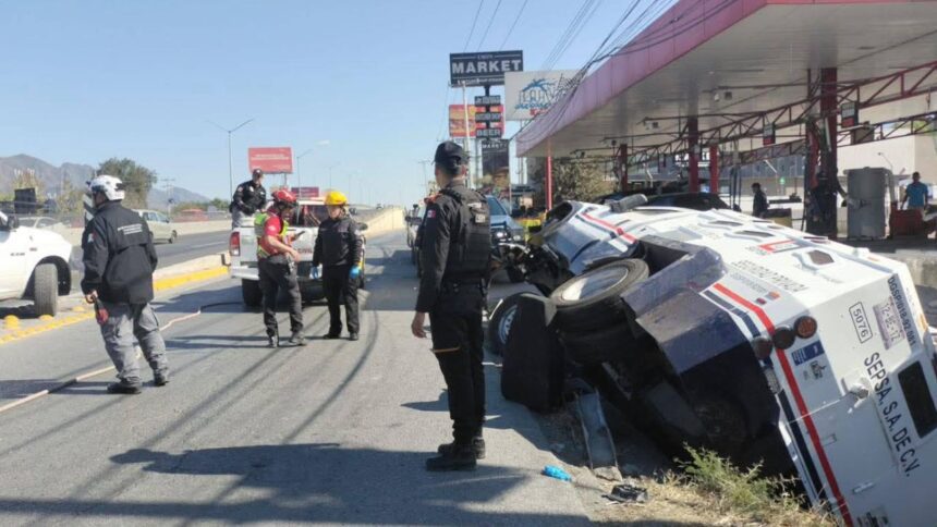 Vuelca camión de valores y colapsa Carretera Nacional