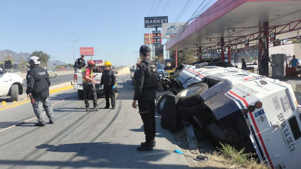 Vuelca camión de valores y colapsa Carretera Nacional