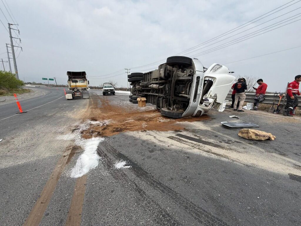 Vuelca tráiler en Carretera a Colombia y deja un lesionado