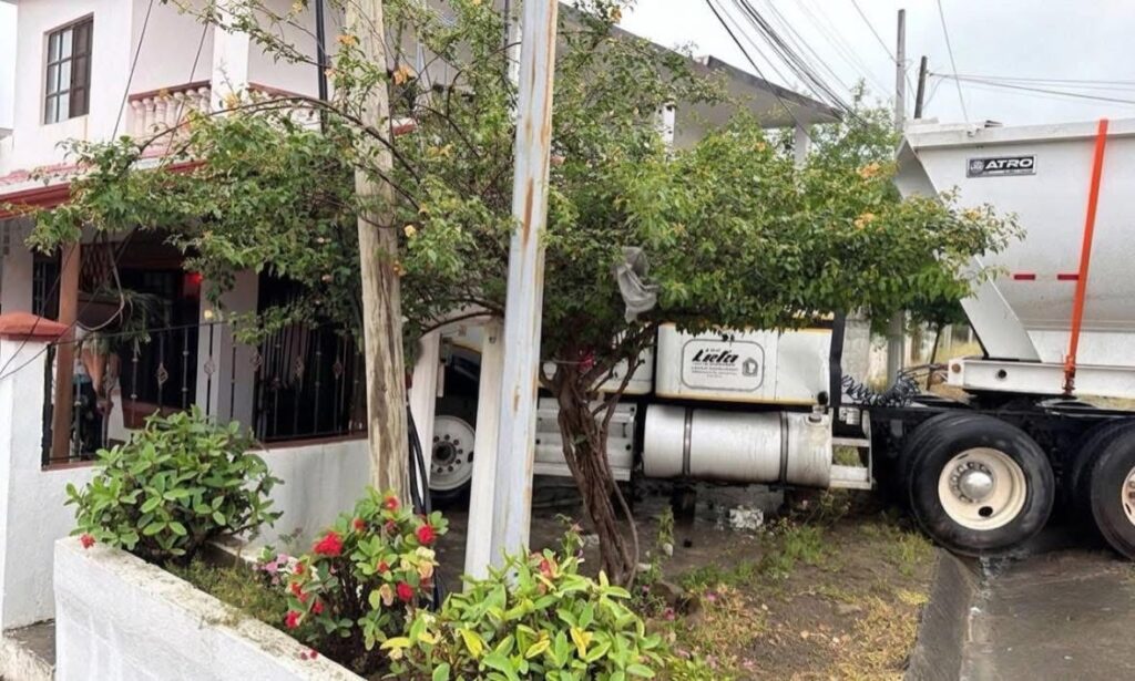 Fuerte accidente en Cadereyta deja vehículos dañados y personas lesionadas