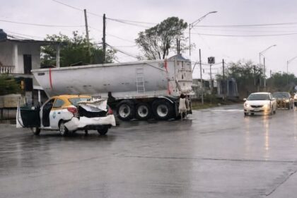 Fuerte accidente en Cadereyta deja vehículos dañados y personas lesionadas