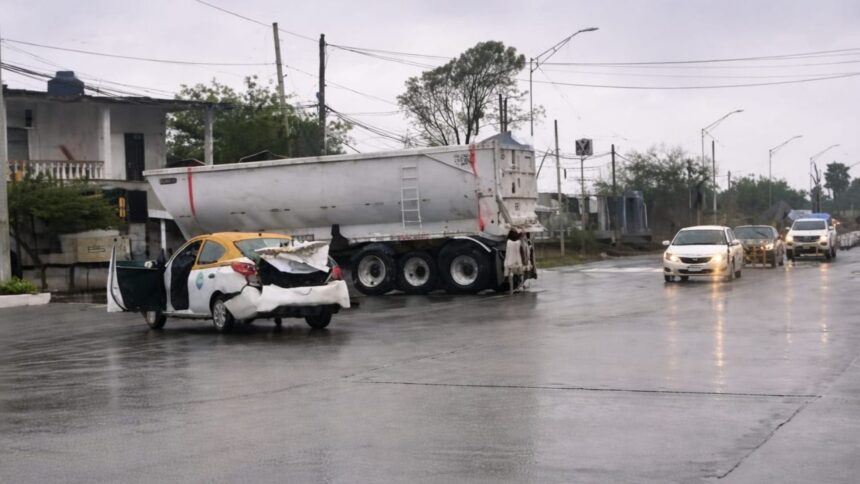 Fuerte accidente en Cadereyta deja vehículos dañados y personas lesionadas