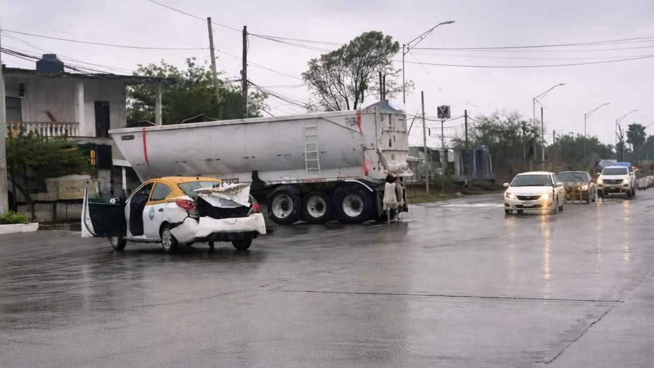 Fuerte accidente en Cadereyta deja vehículos dañados y personas lesionadas