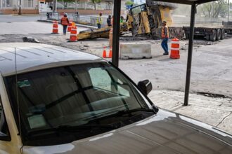 Trabajador lesionado tras caída de retroexcavadora en San Nicolás