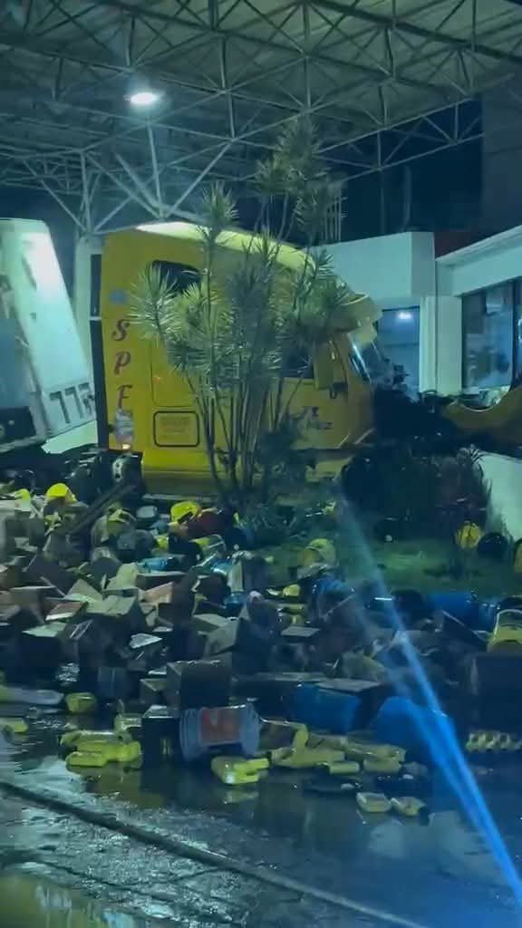 Tráiler sin frenos provoca caos en caseta de Zinapécuaro