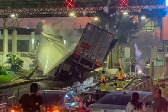 Tráiler sin frenos provoca caos en caseta de Zinapécuaro