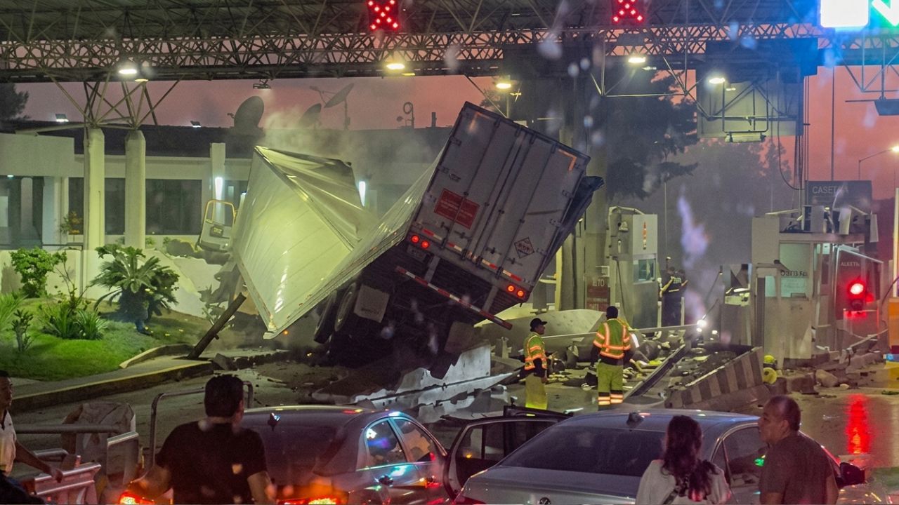 Tráiler sin frenos provoca caos en caseta de Zinapécuaro