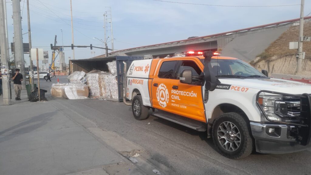 Vuelca tráiler en Apodaca al intentar dar vuelta en avenida Carlos Salinas de Gortari