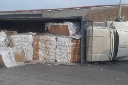 Vuelca tráiler en Apodaca al intentar dar vuelta en avenida Carlos Salinas de Gortari