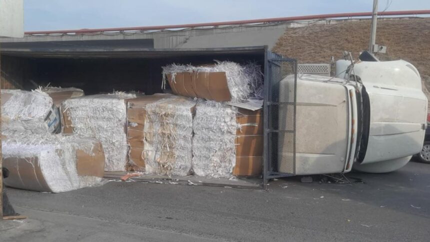 Vuelca tráiler en Apodaca al intentar dar vuelta en avenida Carlos Salinas de Gortari