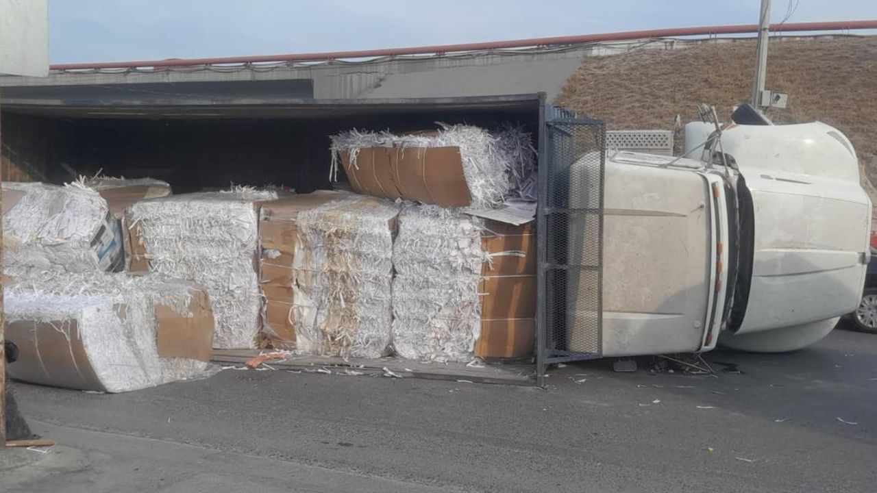 Vuelca tráiler en Apodaca al intentar dar vuelta en avenida Carlos Salinas de Gortari