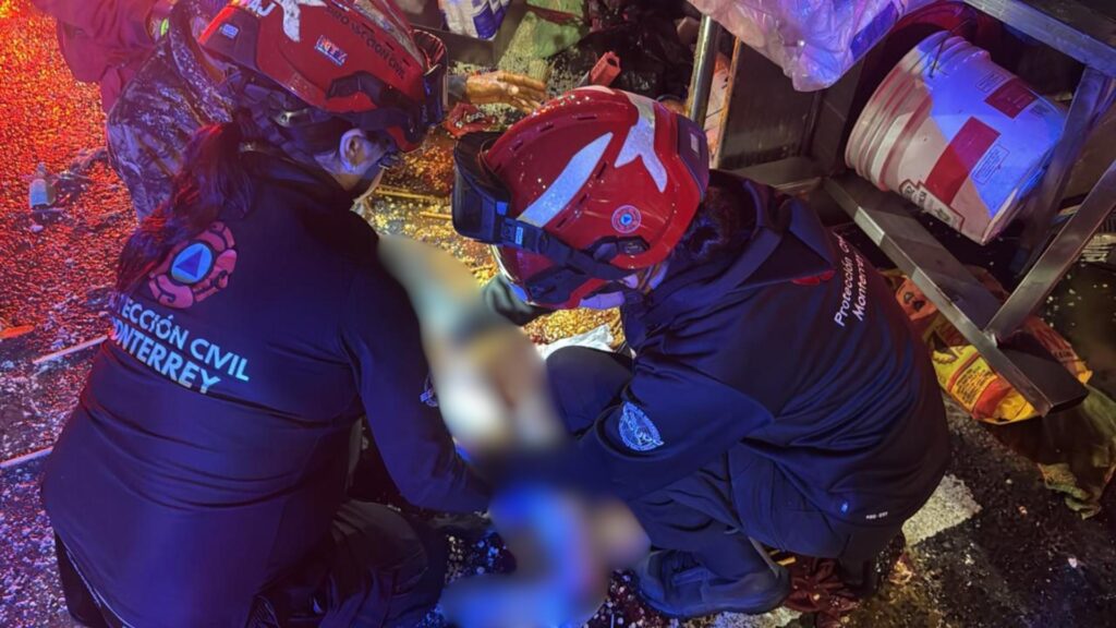 Atropellan a vendedor de elotes en Monterrey; sufre graves lesiones