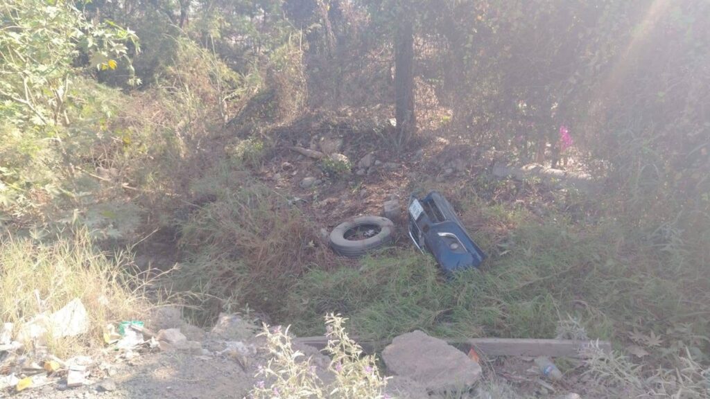 Vuelca vehículo en carretera a García; menor resulta ileso