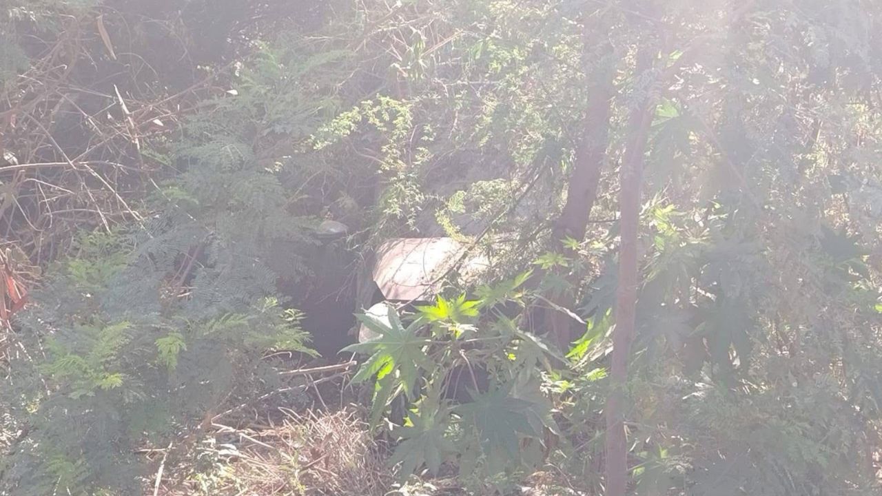 Vuelca vehículo en carretera a García; menor resulta ileso