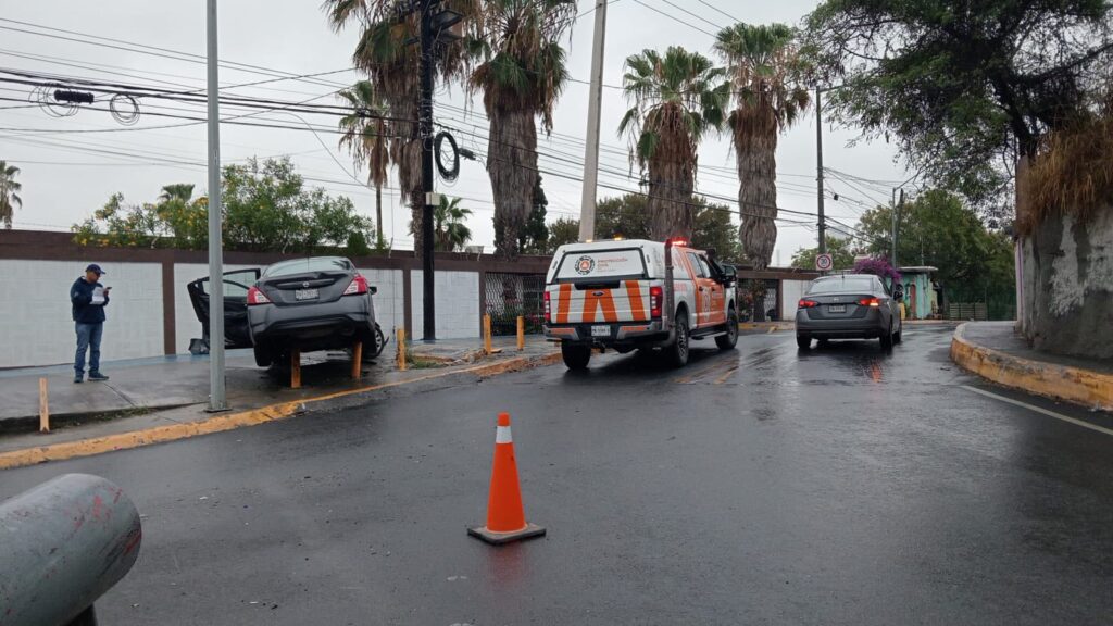 Auto se impacta contra postes en Monterrey; conductor sale ileso