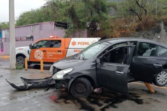 Auto se impacta contra postes en Monterrey; conductor sale ileso